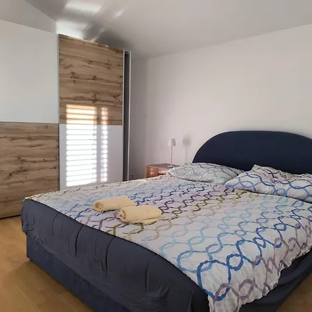 Apartment Large For 8 People